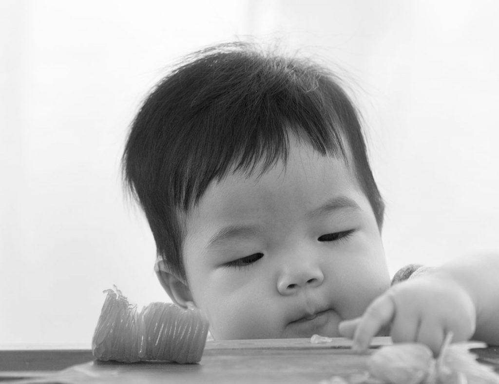 baby_playing_with_food